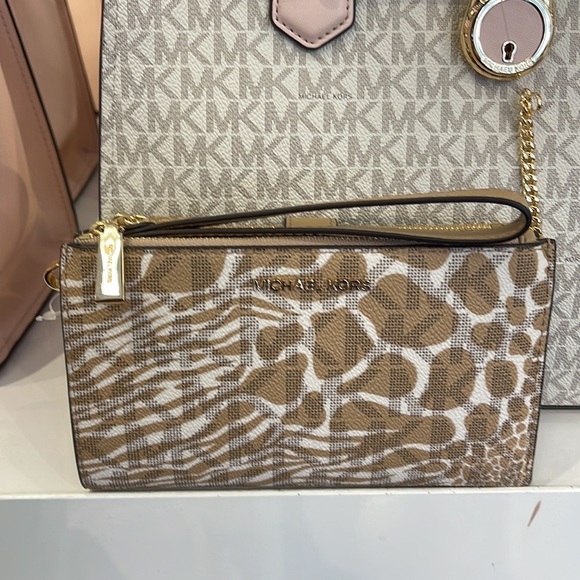 MICHAEL KORS LARGE DOUBLE ZIP WRISTLET WALLET PHONE CASE CLUTCH 
Camel Multi - Picture 10 of 16